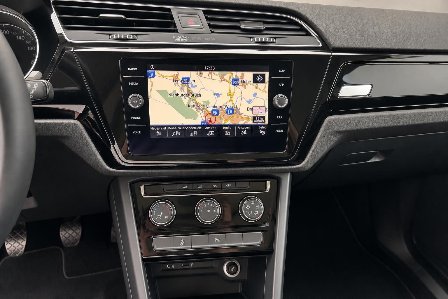 VW Touran Mittelkonsole mit Navigationssystem und Klimabedienung
