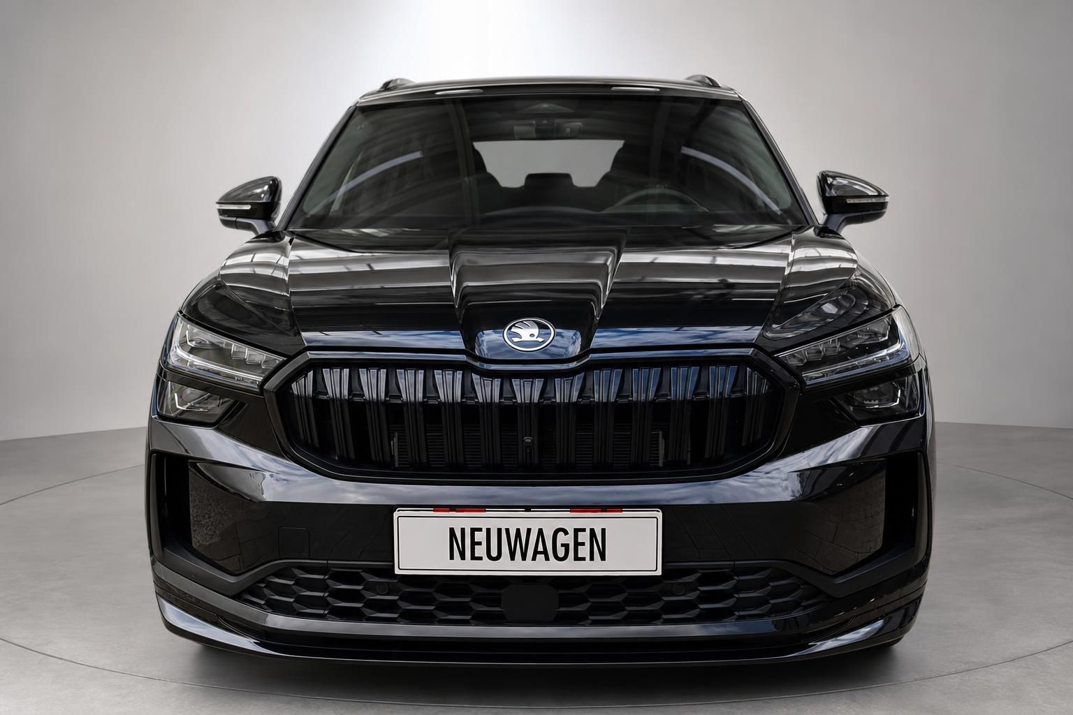 Skoda Kodiaq schwarz Frontansicht mit Kühlergrill im Studio