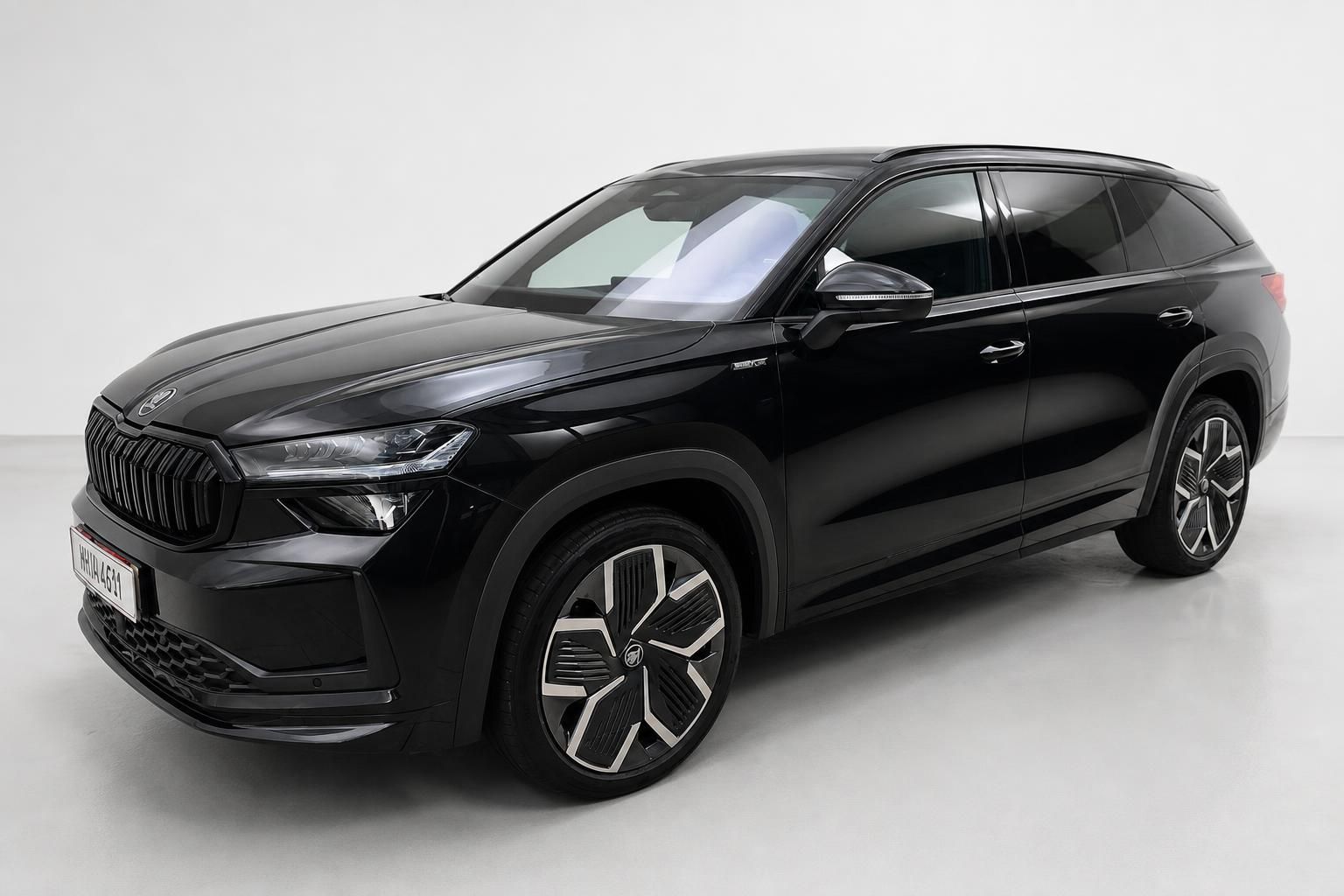 Skoda SUV in Schwarz mit sportlichen Felgen, Frontansicht im Studio