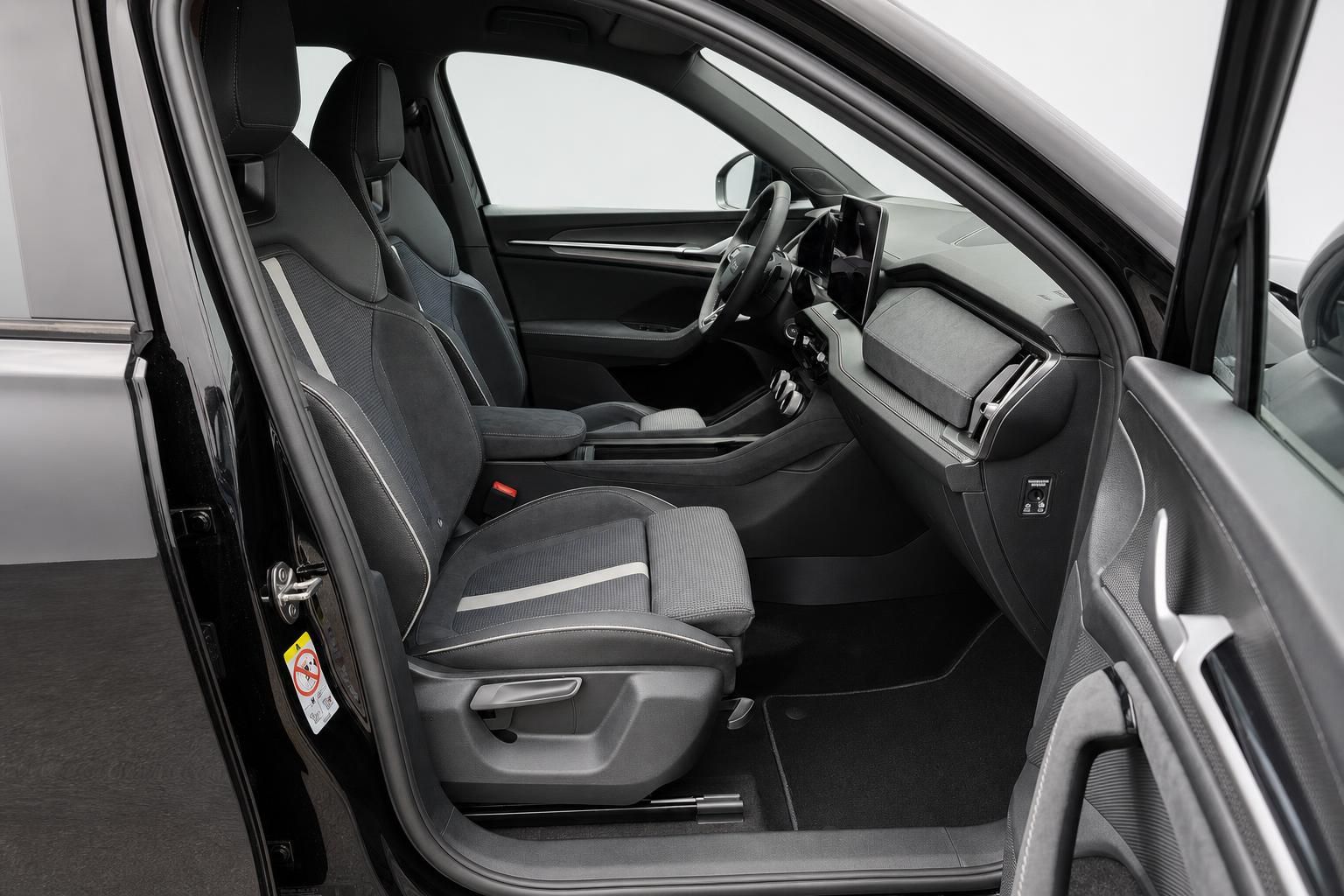 Blick in den Innenraum mit Sportsitzen und Cockpit, Fahrerperspektive