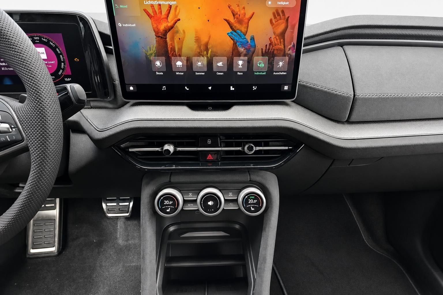 Mittelkonsole mit Touchscreen, Klimabedienung und Lüftungsdüsen im Detail