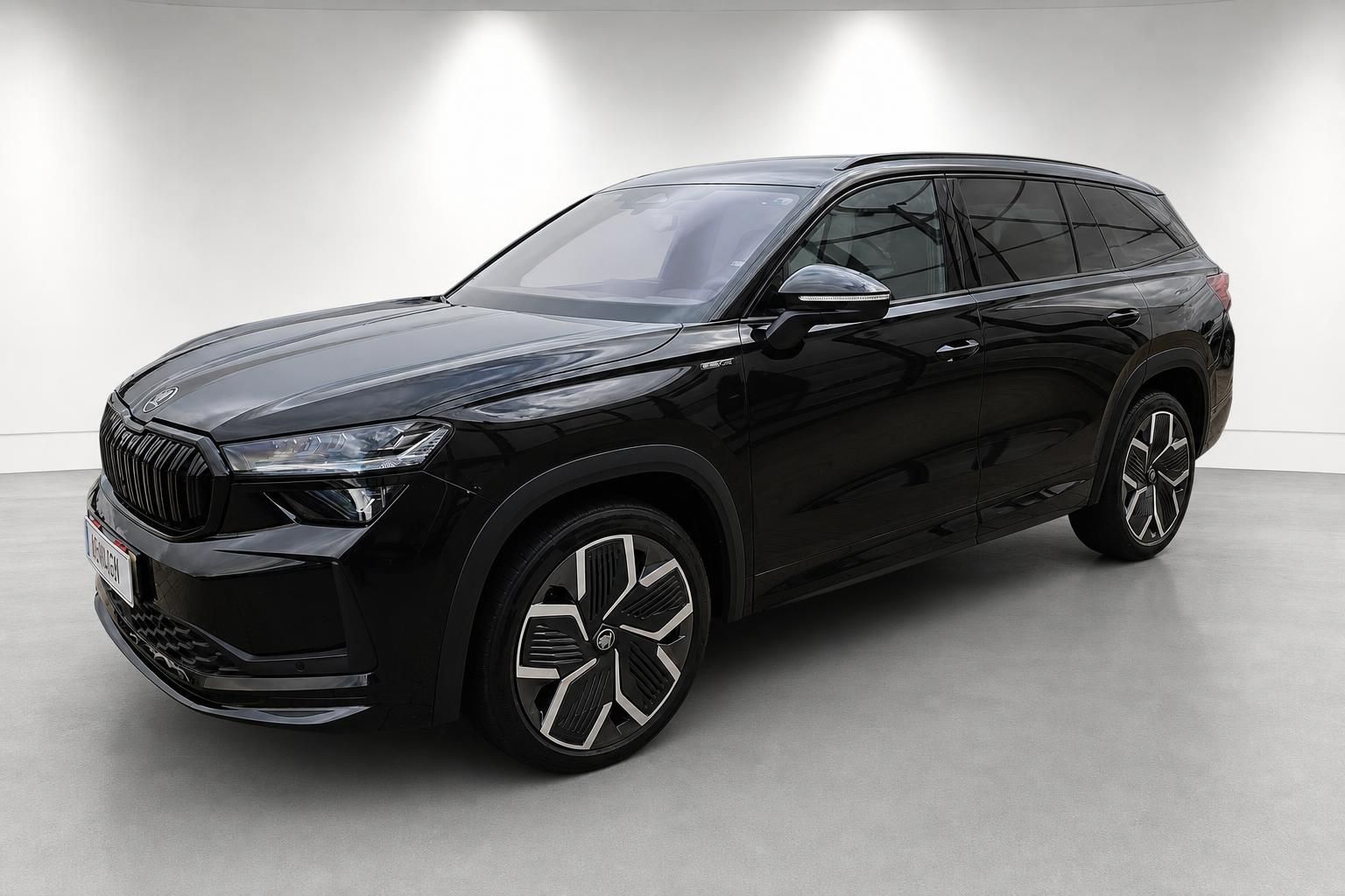 Skoda SUV schwarz Frontansicht schraeg im Studio