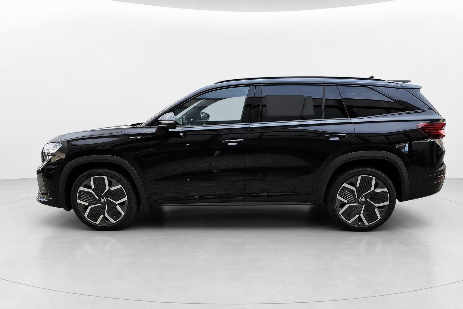 Skoda SUV schwarz Seitenansicht Studio