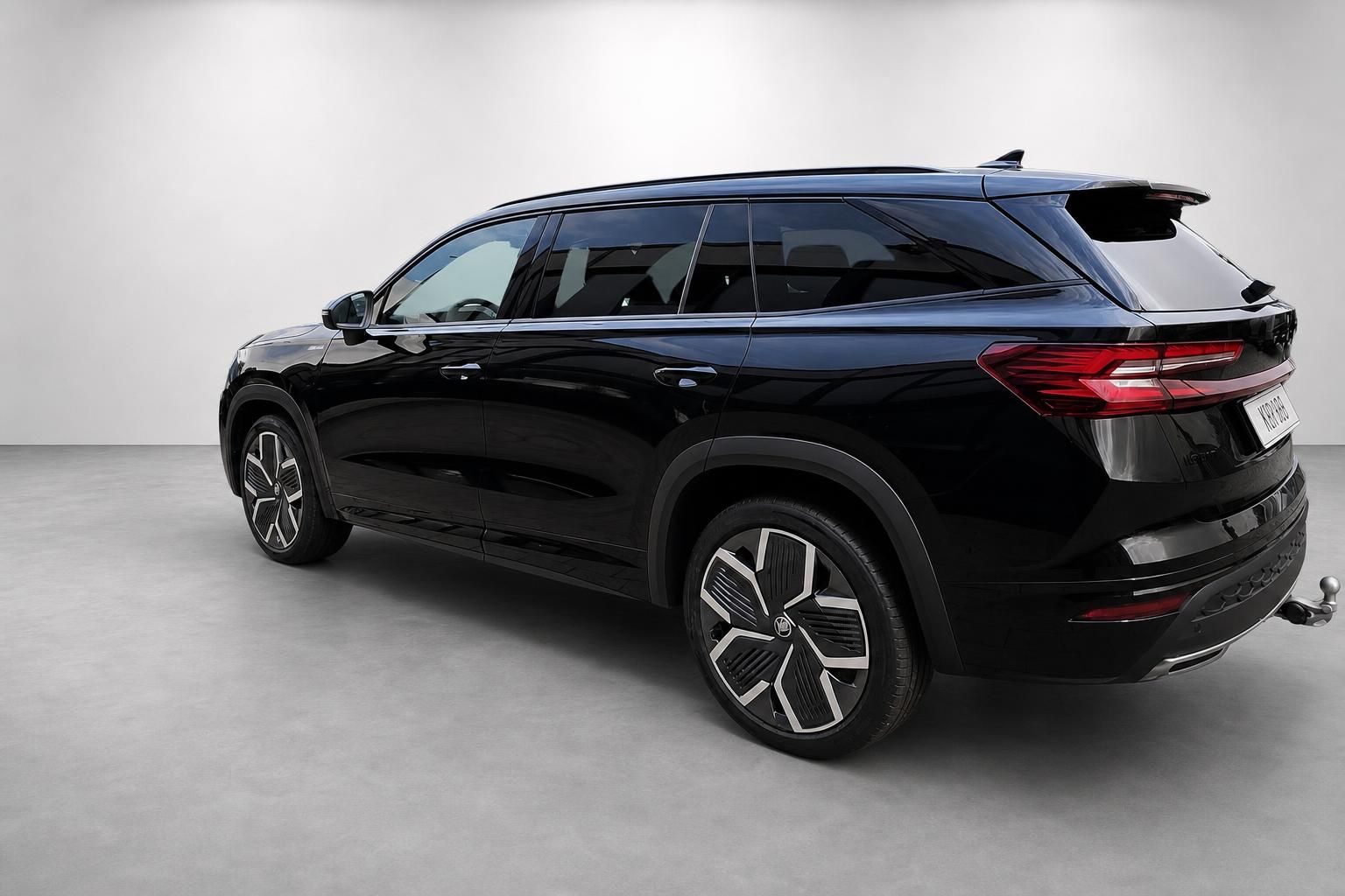 Skoda SUV schwarz Heckansicht mit Anhaengerkupplung