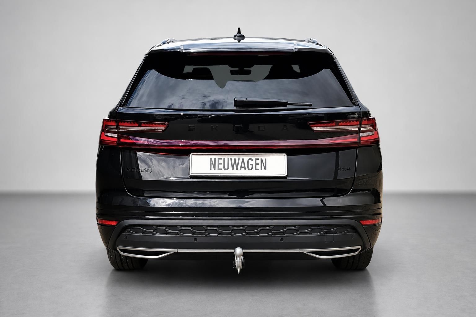 Skoda Kodiaq schwarz Heckansicht mit Anhängerkupplung im Studio