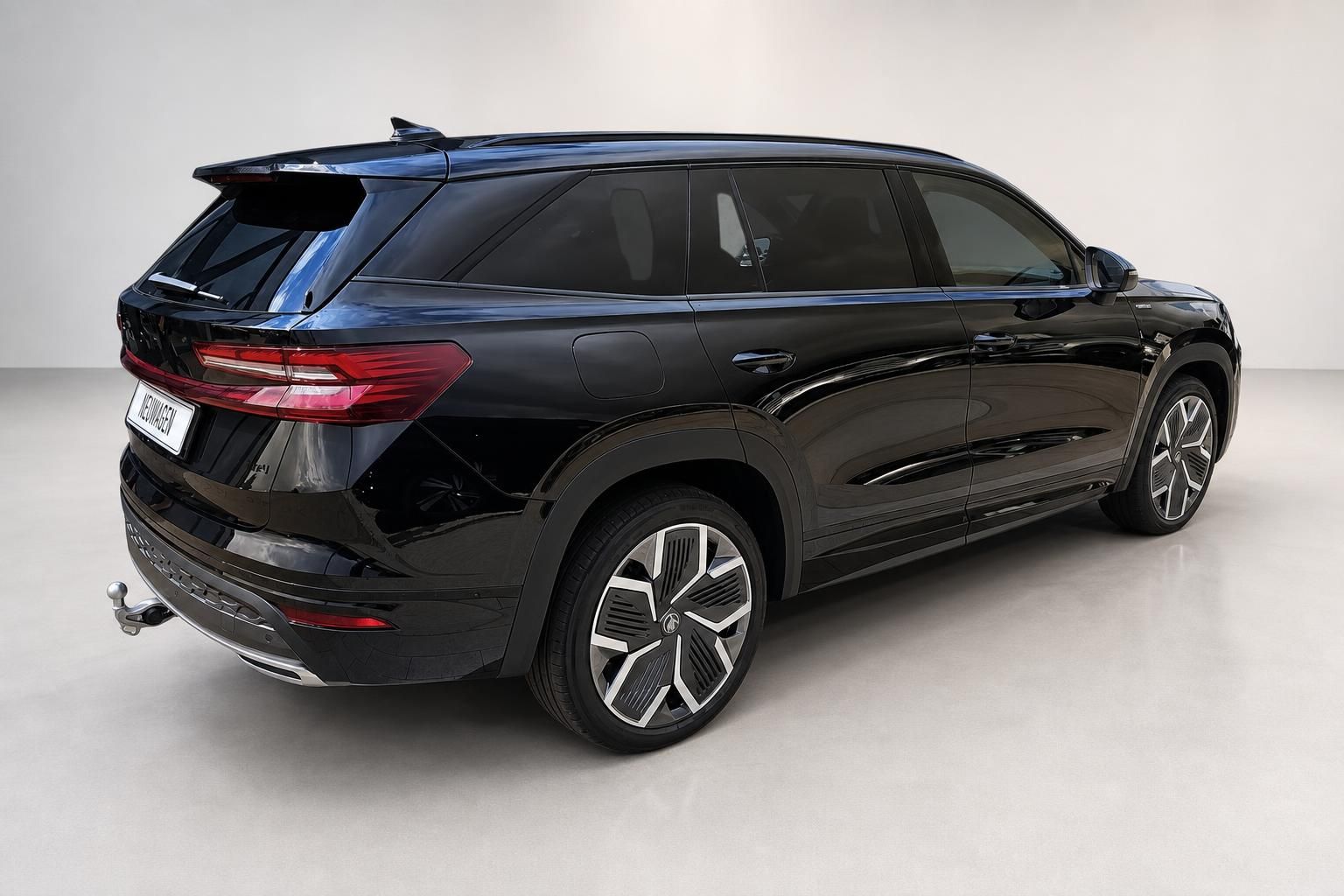 Skoda Kodiaq schwarz Seitenansicht hinten mit Alufelgen im Studio