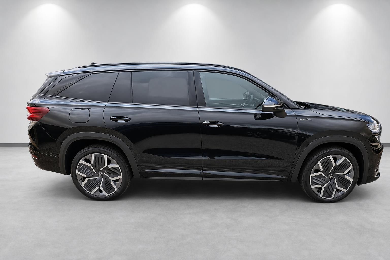Skoda Kodiaq Sportline schwarz Seitenansicht im Fotostudio