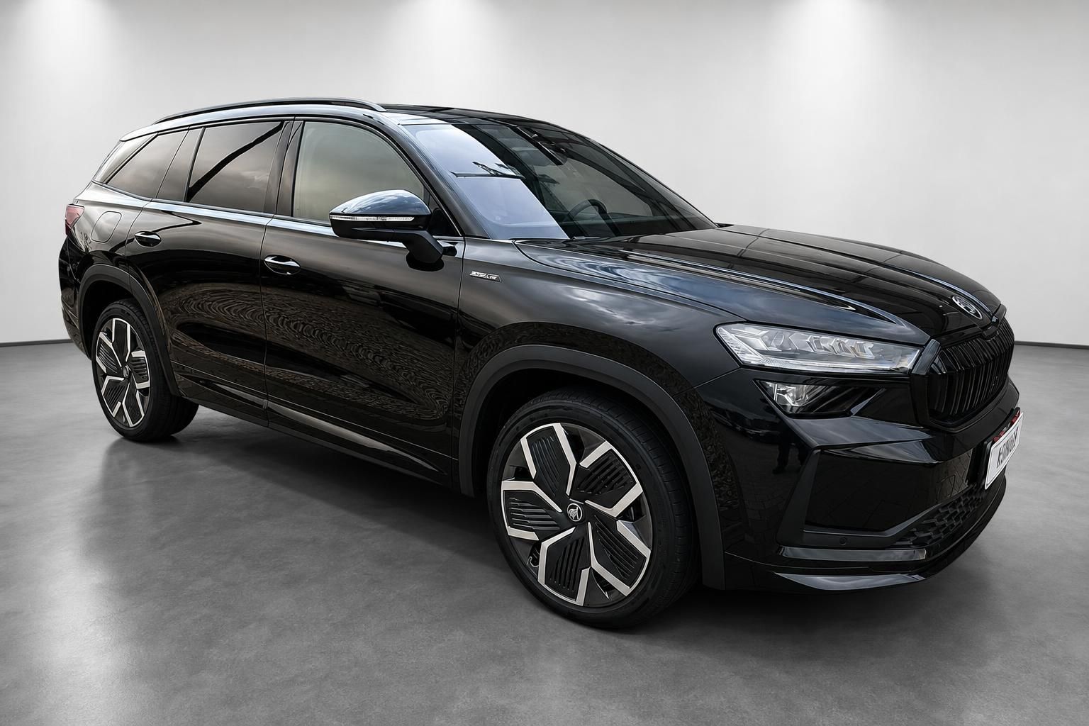 Skoda Kodiaq Sportline schwarz Frontansicht schräg im Studio