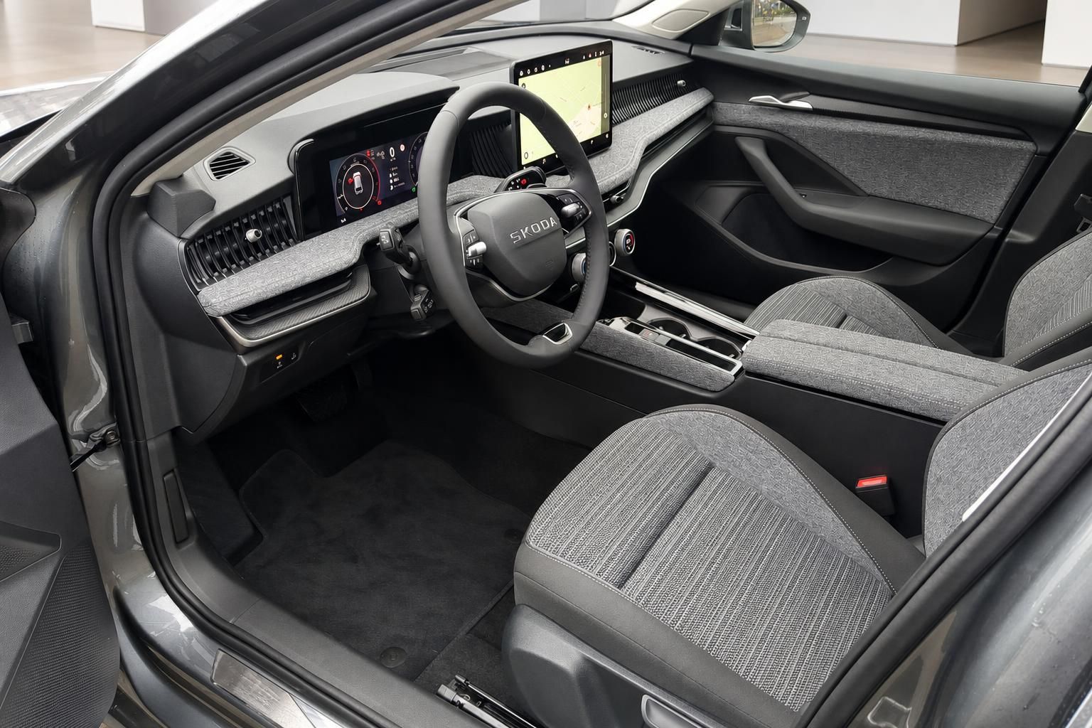 Skoda Innenraum Cockpit mit Touchscreen und grauem Stoffbezug Fahrersicht