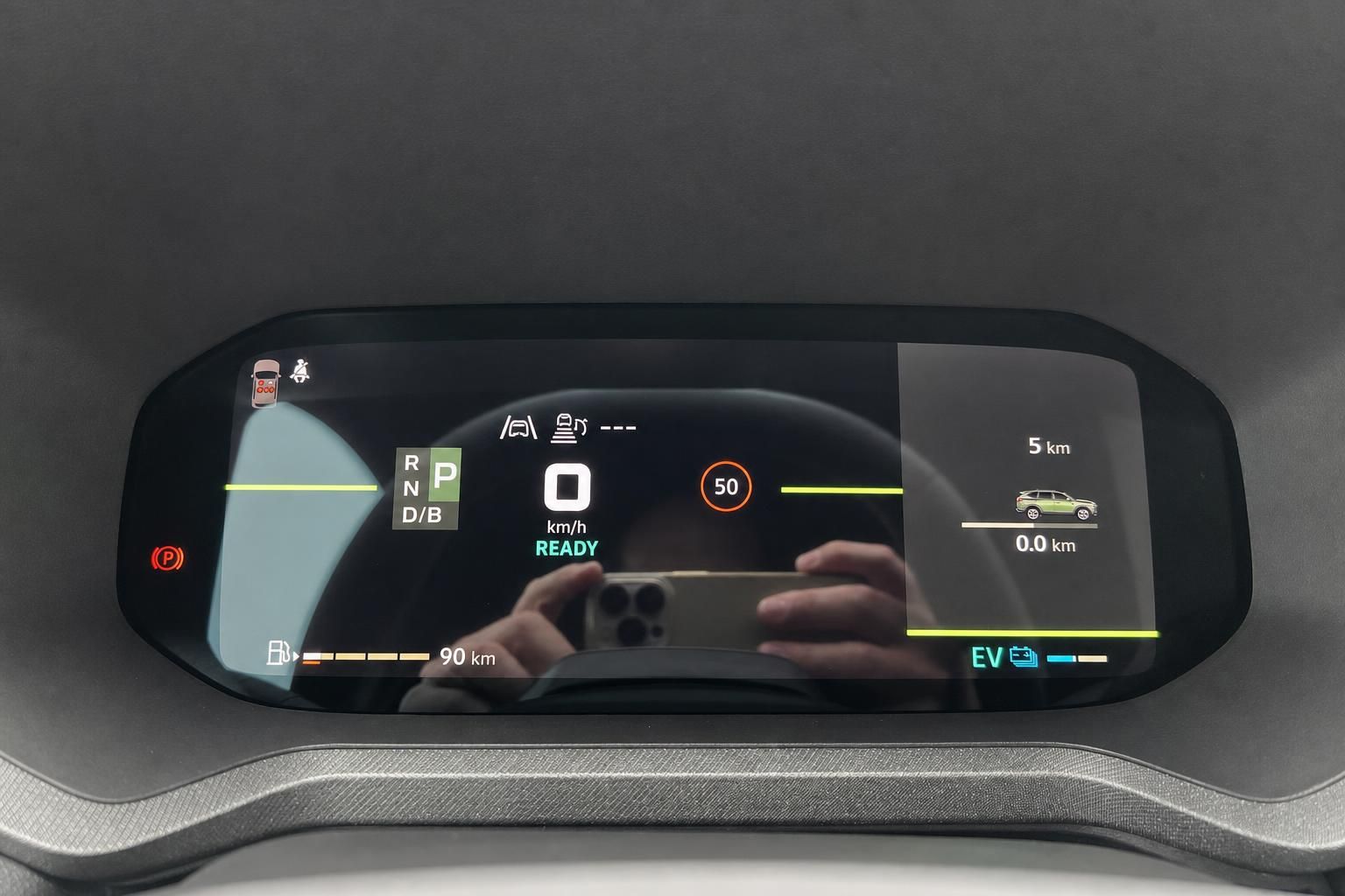 Digitales Kombiinstrument Display mit Geschwindigkeitsanzeige und Navigation im Fahrzeug Innenraum