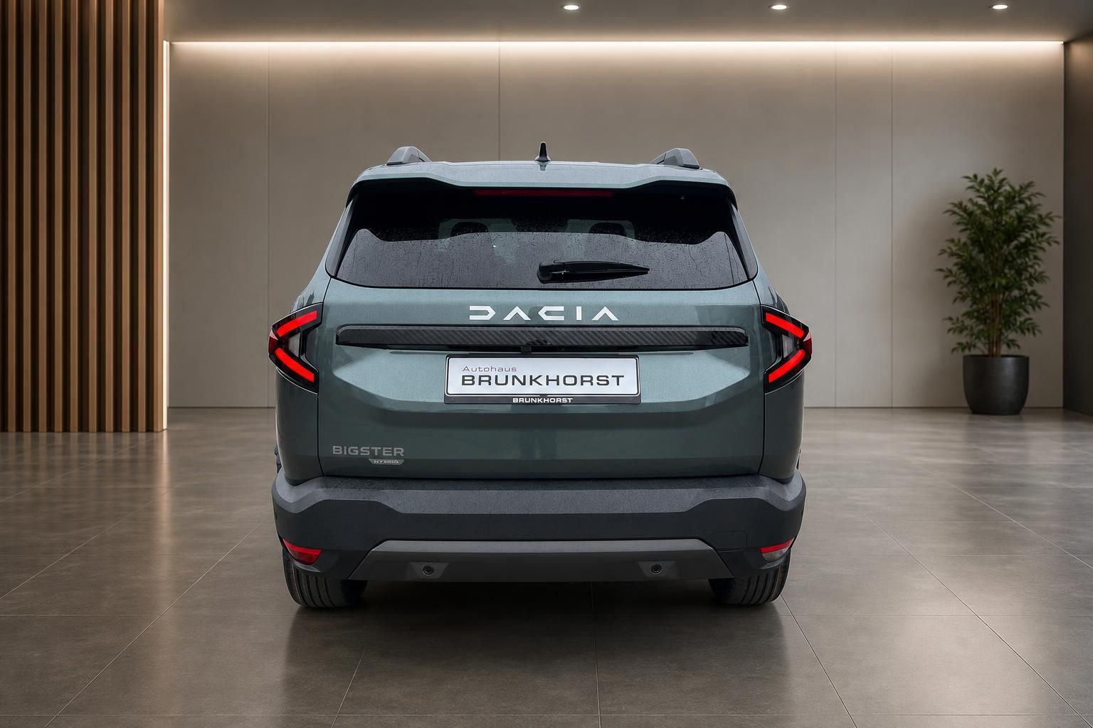 Dacia Bigster SUV Heckansicht in grau-grün metallic im Autohaus Showroom mit modernem Design