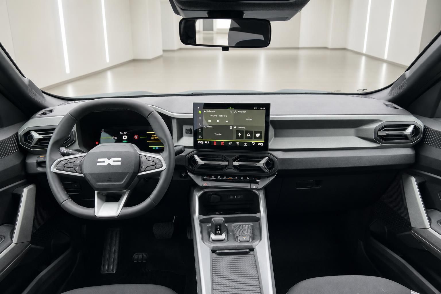Dacia SUV Innenraum mit digitalem Cockpit, Touchscreen und modernem Dashboard in schwarz-grau