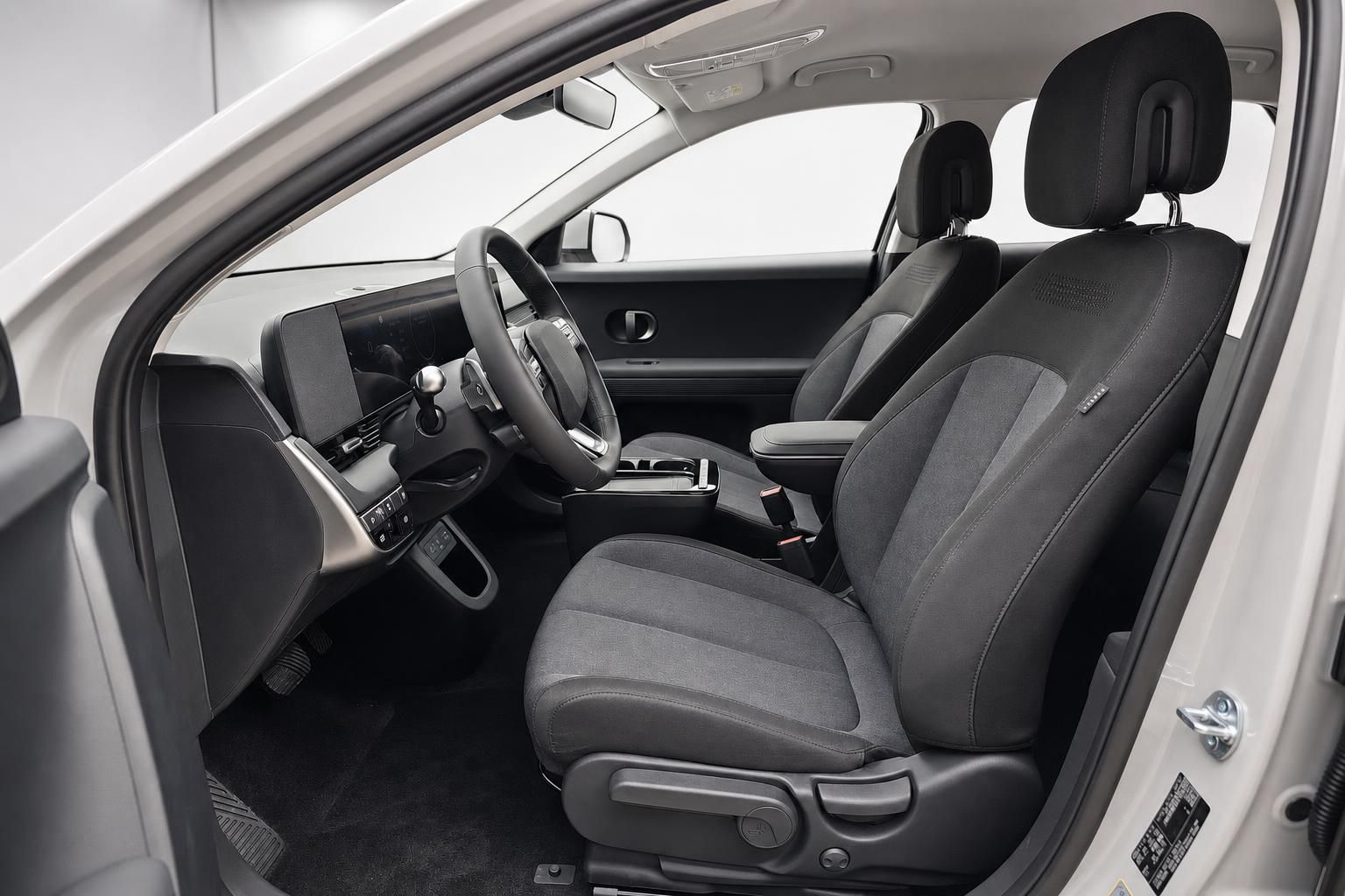 Hyundai Ioniq 5 Innenraum mit Vordersitzen und Cockpit