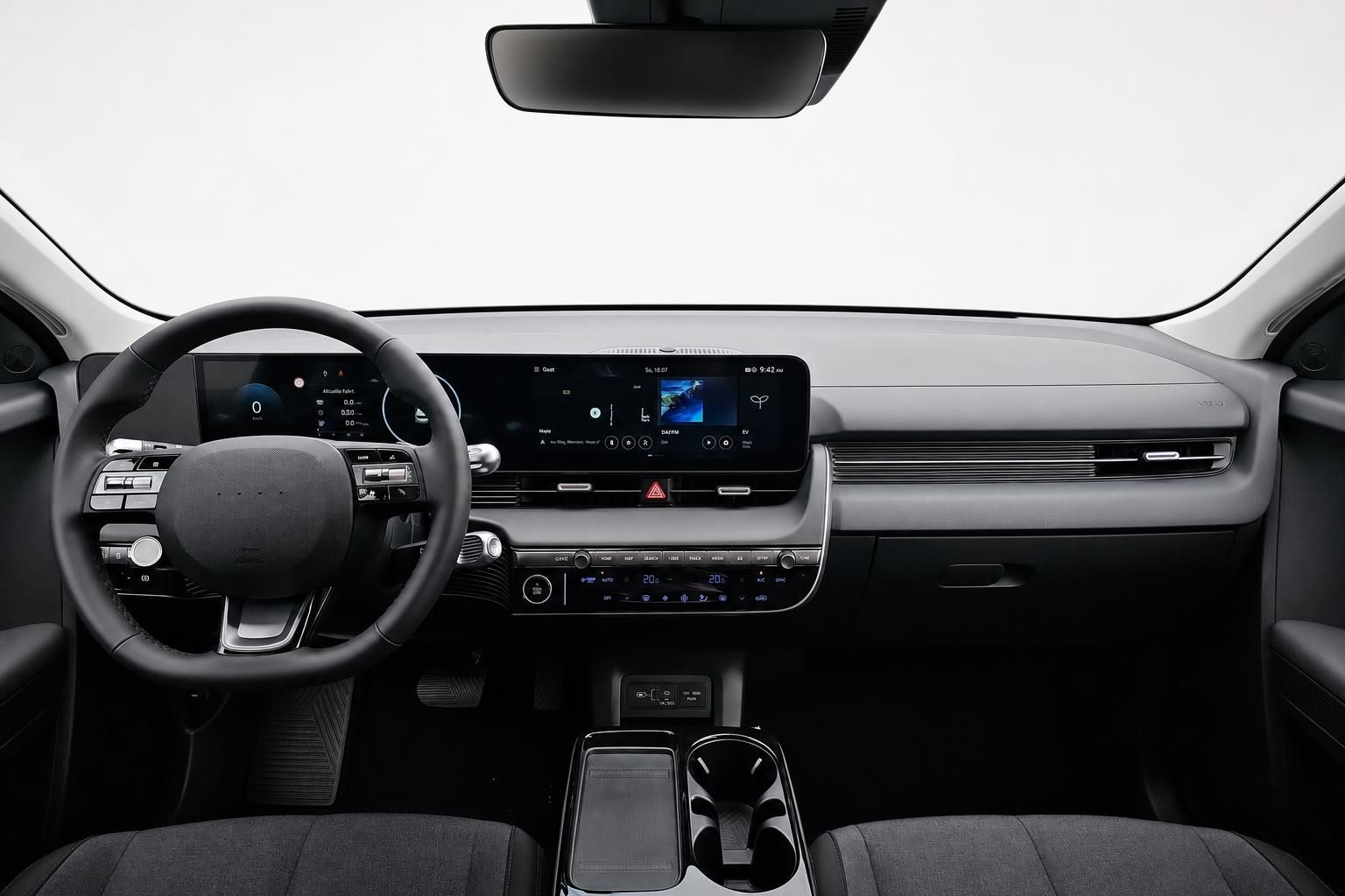 Cockpit mit Lenkrad, Digitaltacho und Infotainmentsystem im Elektrofahrzeug