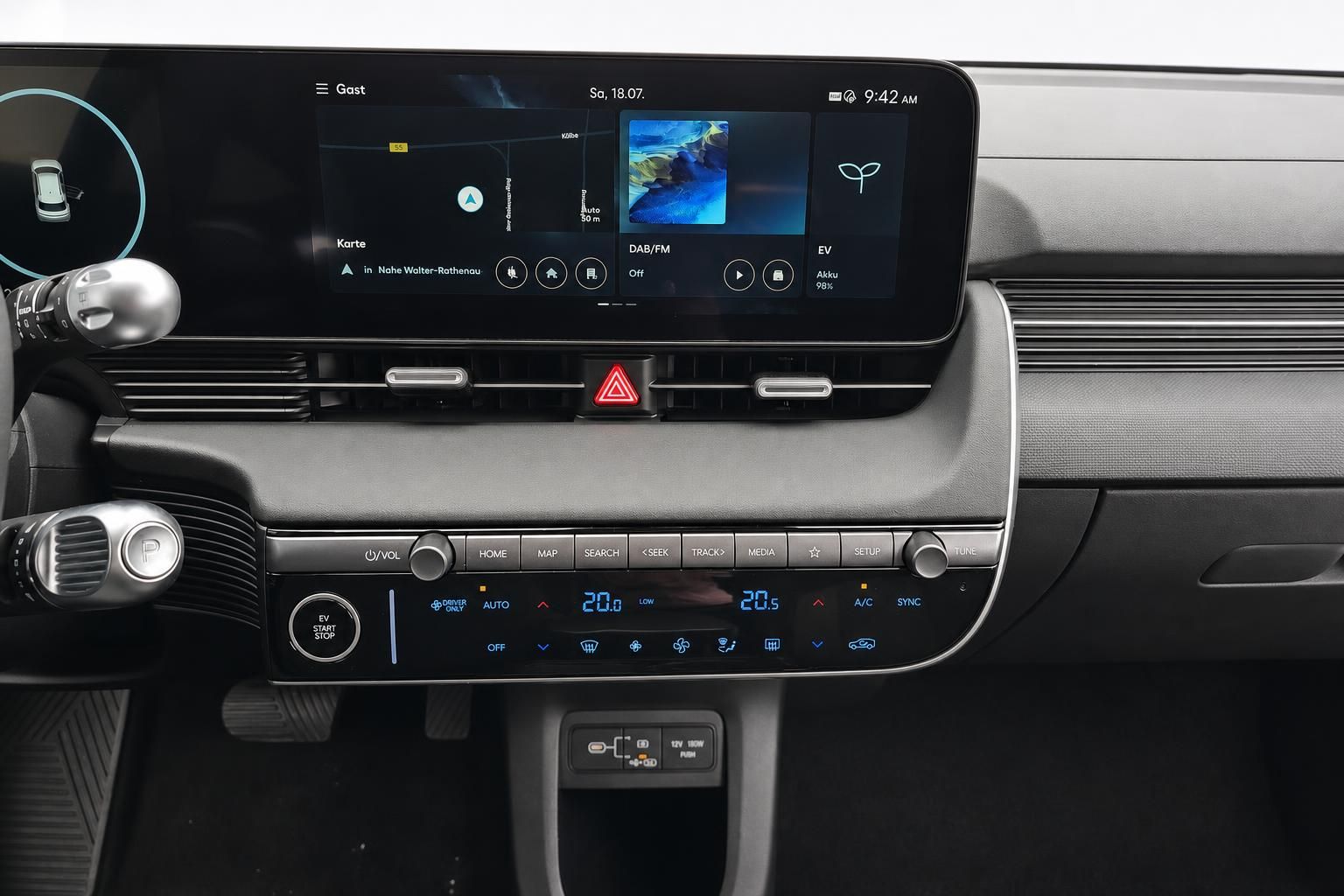 Infotainment-Display und Klimabedienung im Cockpit eines modernen Elektroautos