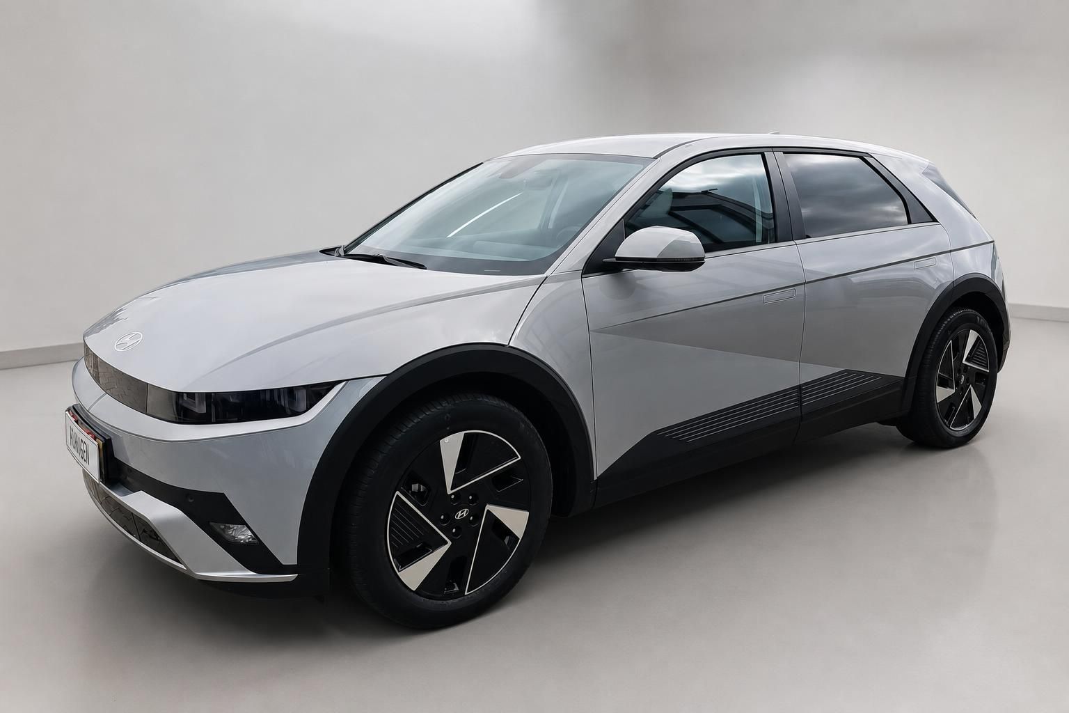 Hyundai Ioniq 5 Silber, Frontansicht schraeg im Studio