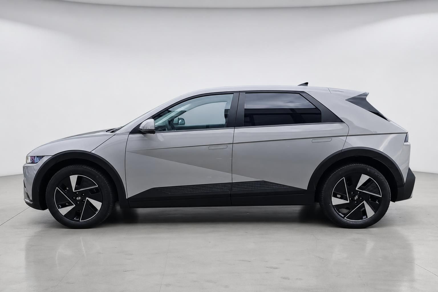 Hyundai Ioniq 5 Silber, Seitenansicht im Studio