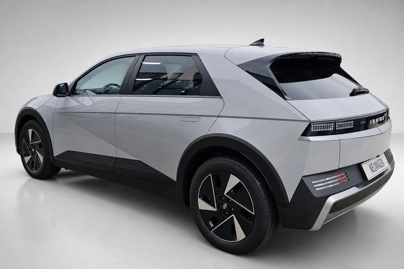 Hyundai Ioniq 5 Silber, Heckansicht schraeg im Studio