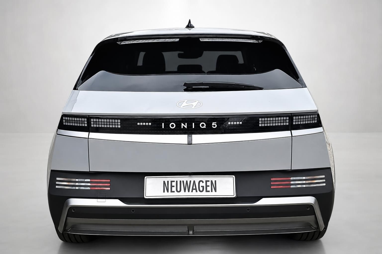Hyundai Ioniq 5 Neuwagen Heckansicht in Silber, Studioaufnahme