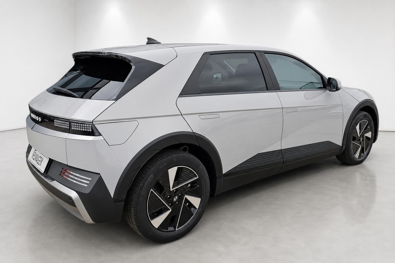 Hyundai Ioniq 5 Heck-Seitenansicht in Silber, Neuwagen im Studio
