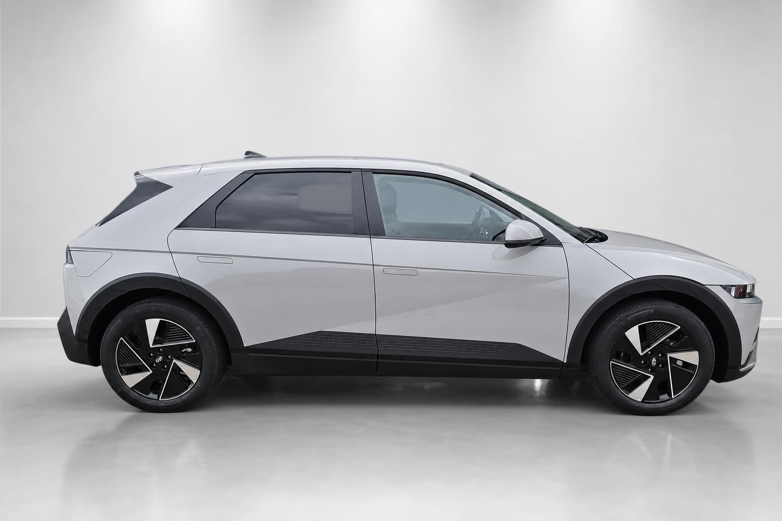 Hyundai Ioniq 5 Seitenansicht in Silber, Elektro-SUV im Studio
