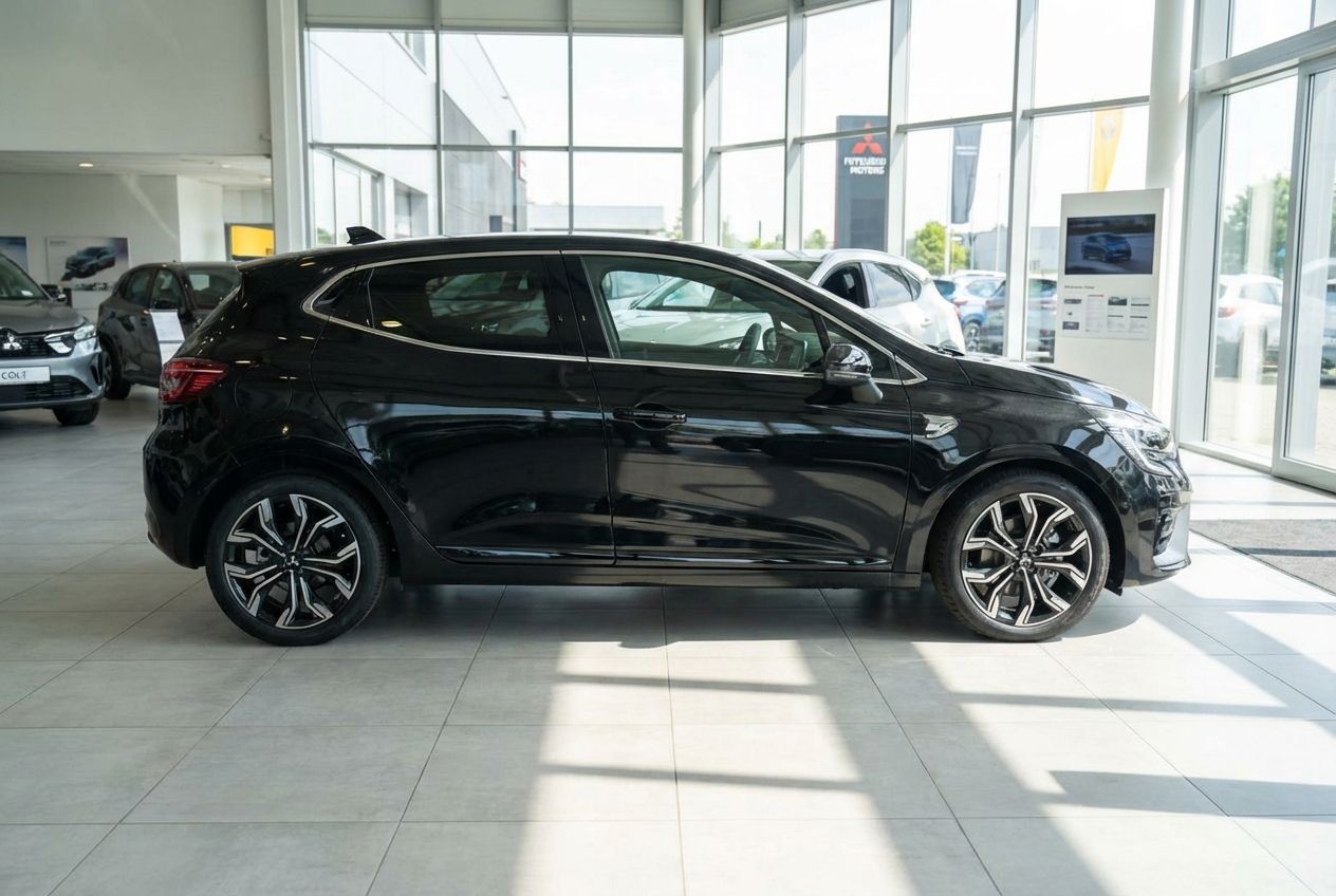 Schwarzer Renault Clio Fünftürer in Seitenansicht im Autohaus-Showroom