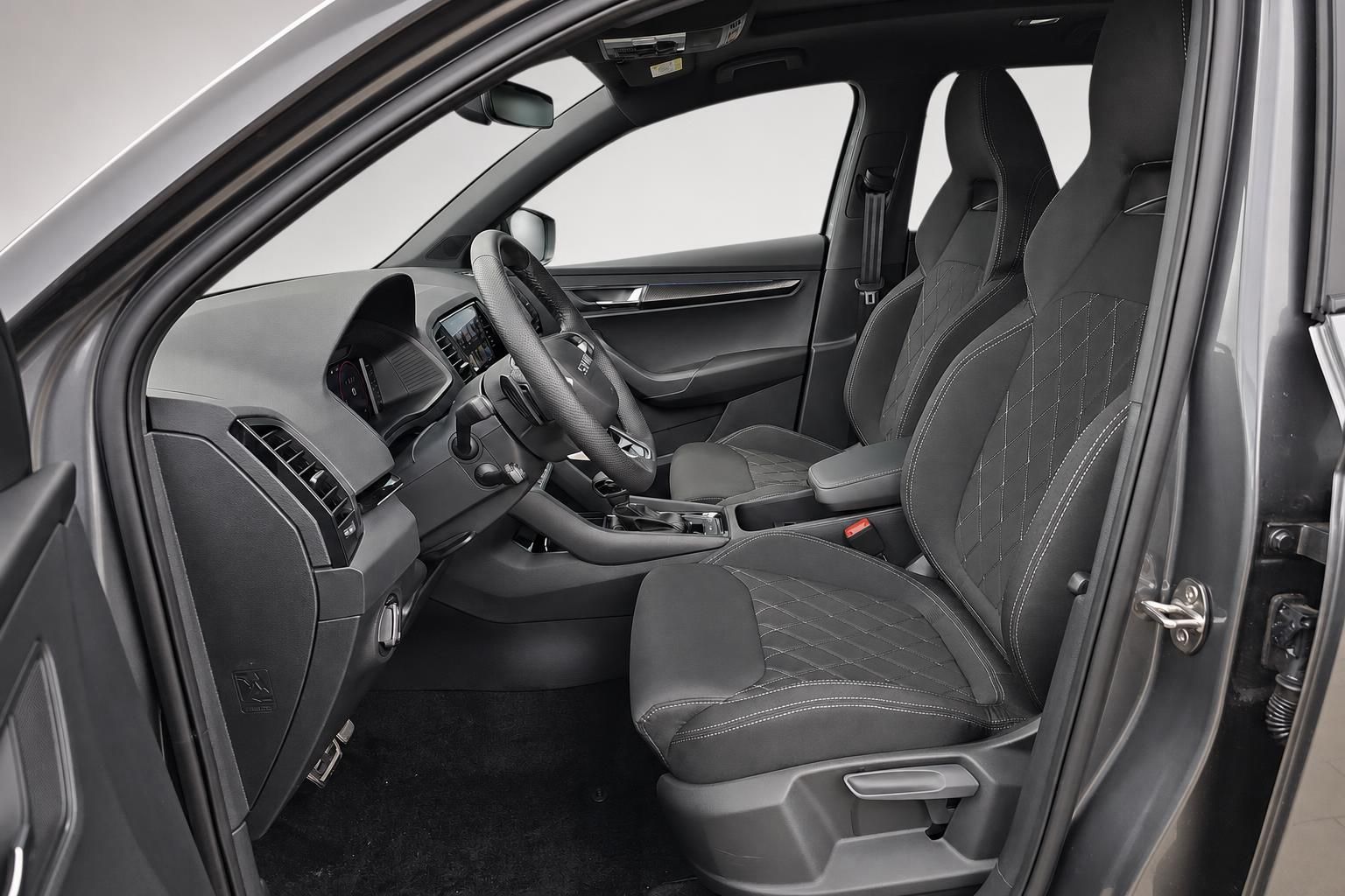 Skoda Kodiaq Innenraum mit schwarzen Sportsitzen und Cockpit