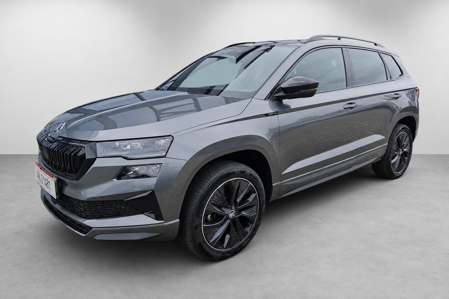 Skoda Karoq Sportline SUV Grau, Frontansicht schraeg im Studio