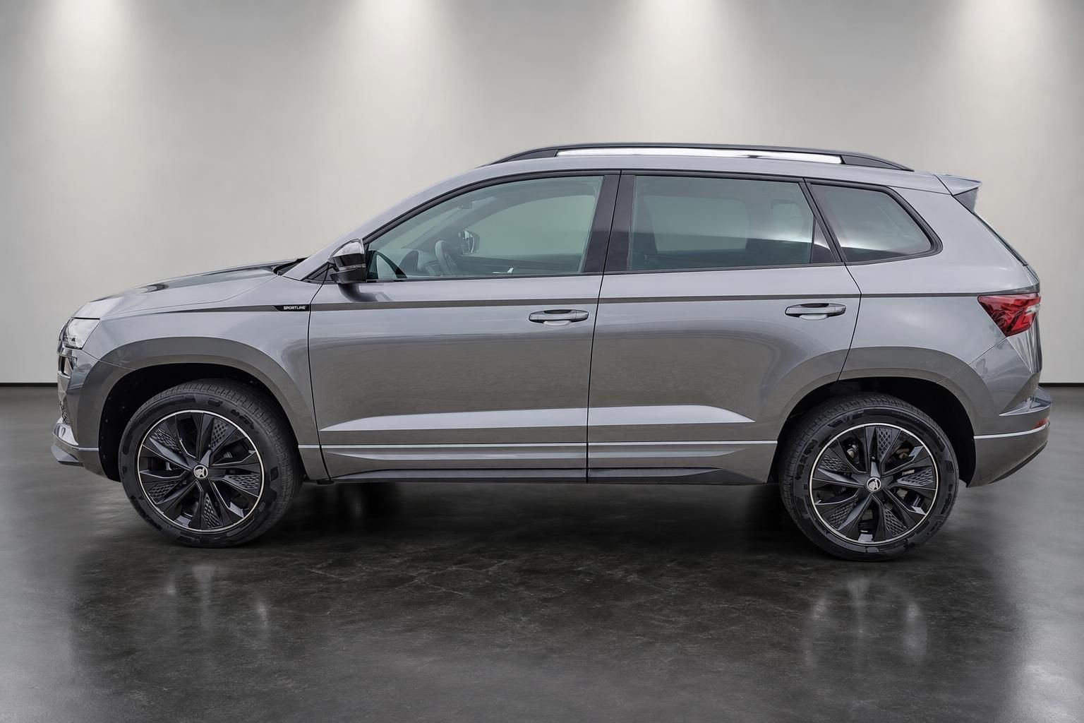 Skoda Karoq Sportline SUV Grau, Seitenansicht im Studio
