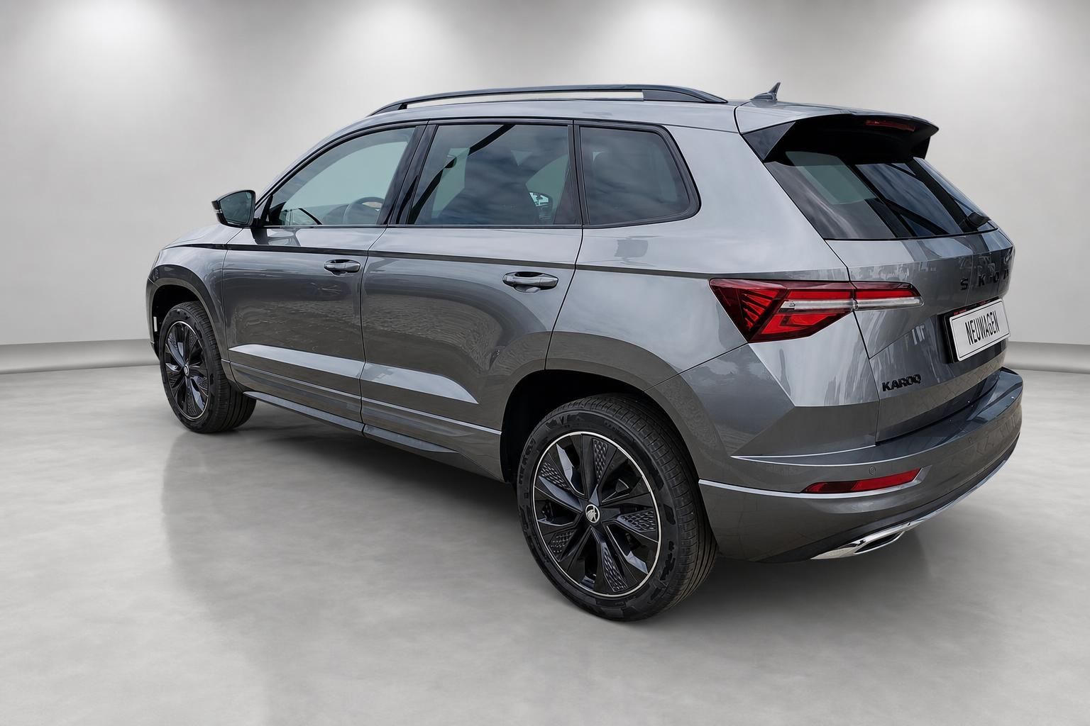 Skoda Karoq grau Heck-Seitenansicht mit Alufelgen