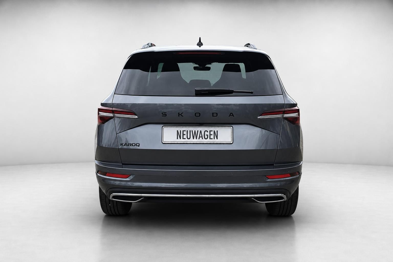 Skoda Karoq grau Heckansicht Neuwagen im Studio