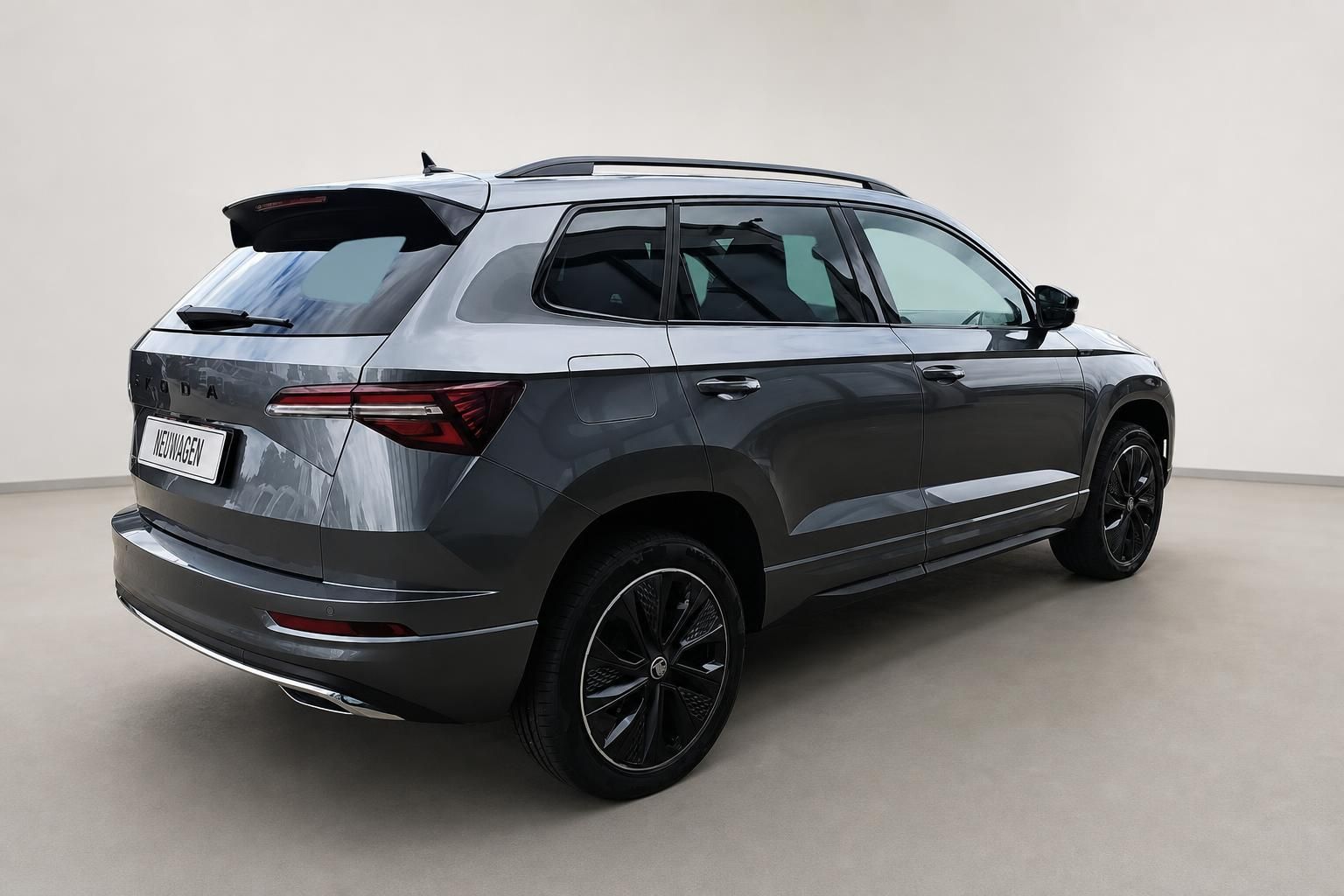 Skoda Karoq grau Heckansicht schraeg im Fotostudio