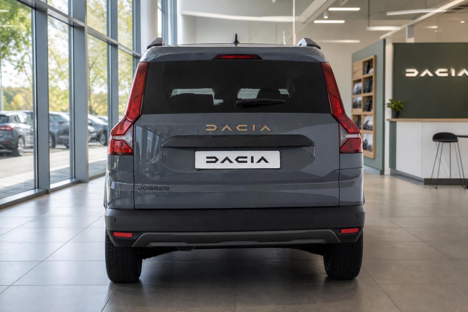 Dacia Jogger Heckansicht mit Jogger-Schriftzug im Autohaus