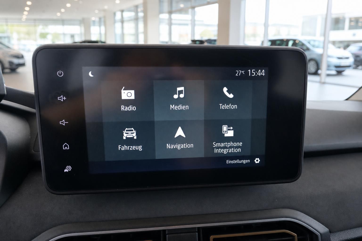 Infotainment-Display mit Navigation und Smartphone Integration im Fahrzeug