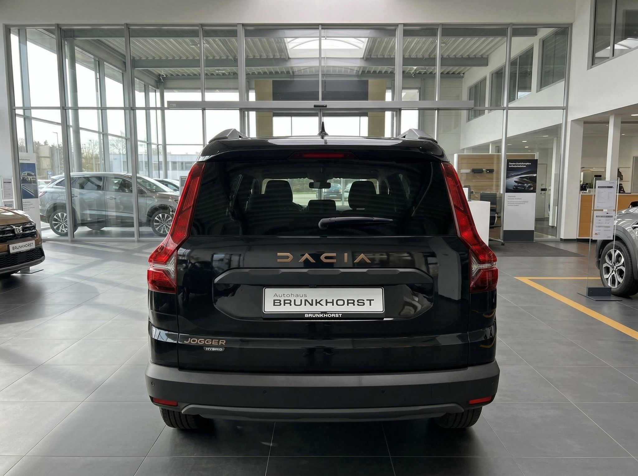 Dacia Jogger Heckansicht im Autohaus Brunkhörst mit Händlerkennzeichen