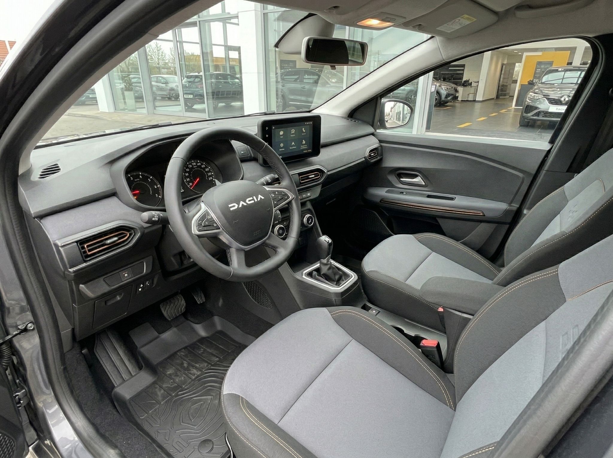 Dacia Jogger Innenraum mit Cockpit, Lenkrad und Mittelkonsole in grau-schwarz
