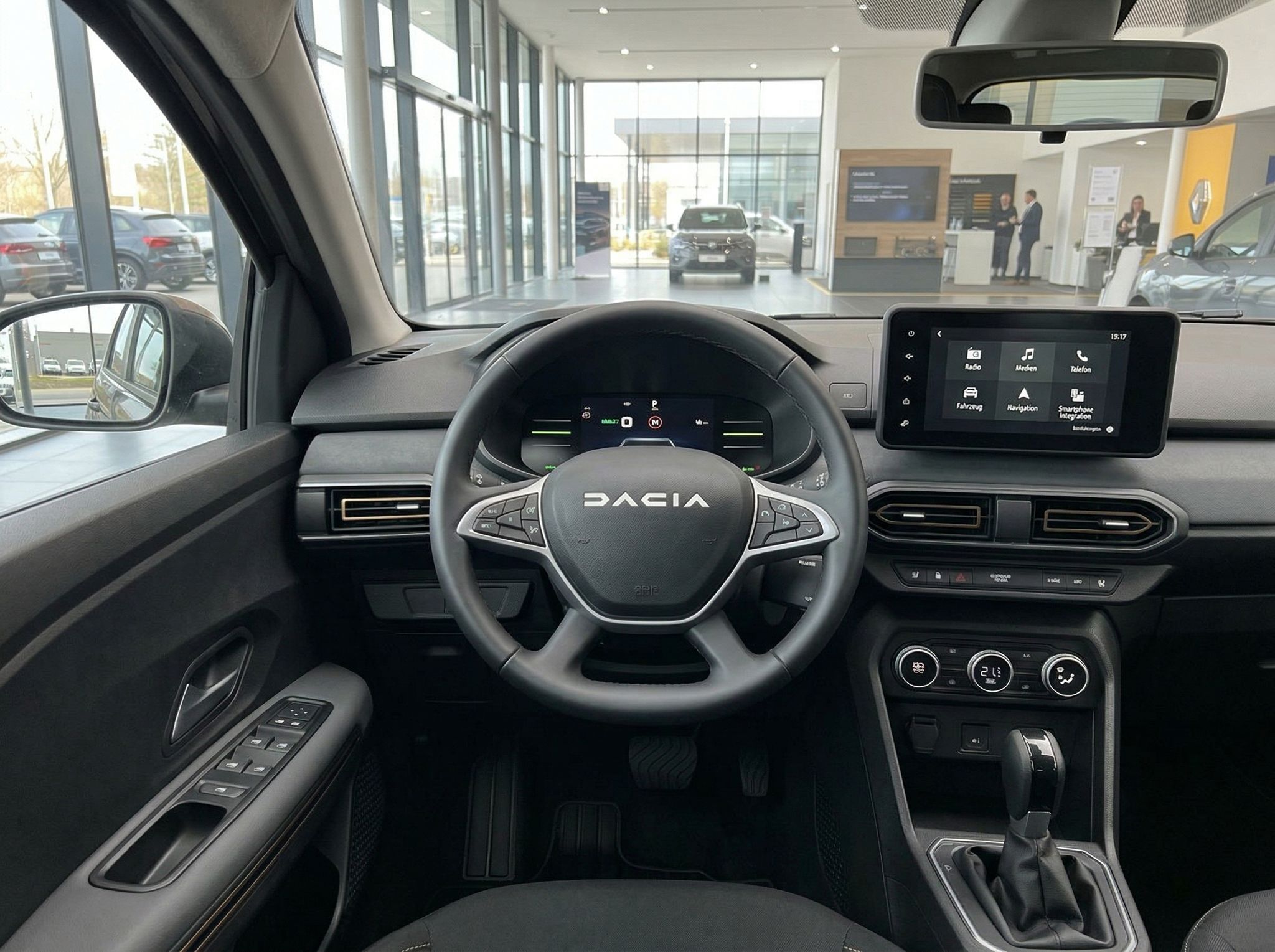 Dacia Cockpit mit Lenkrad, digitalem Display und Touchscreen-Infotainmentsystem