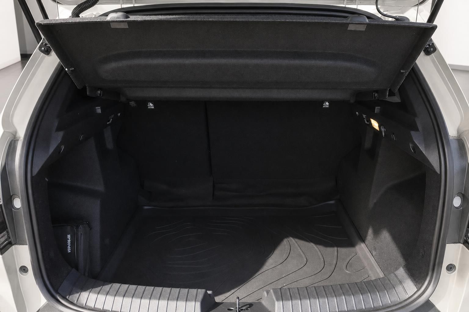Geräumiger Kofferraum eines SUV mit geöffneter Heckklappe und schwarzer Auskleidung
