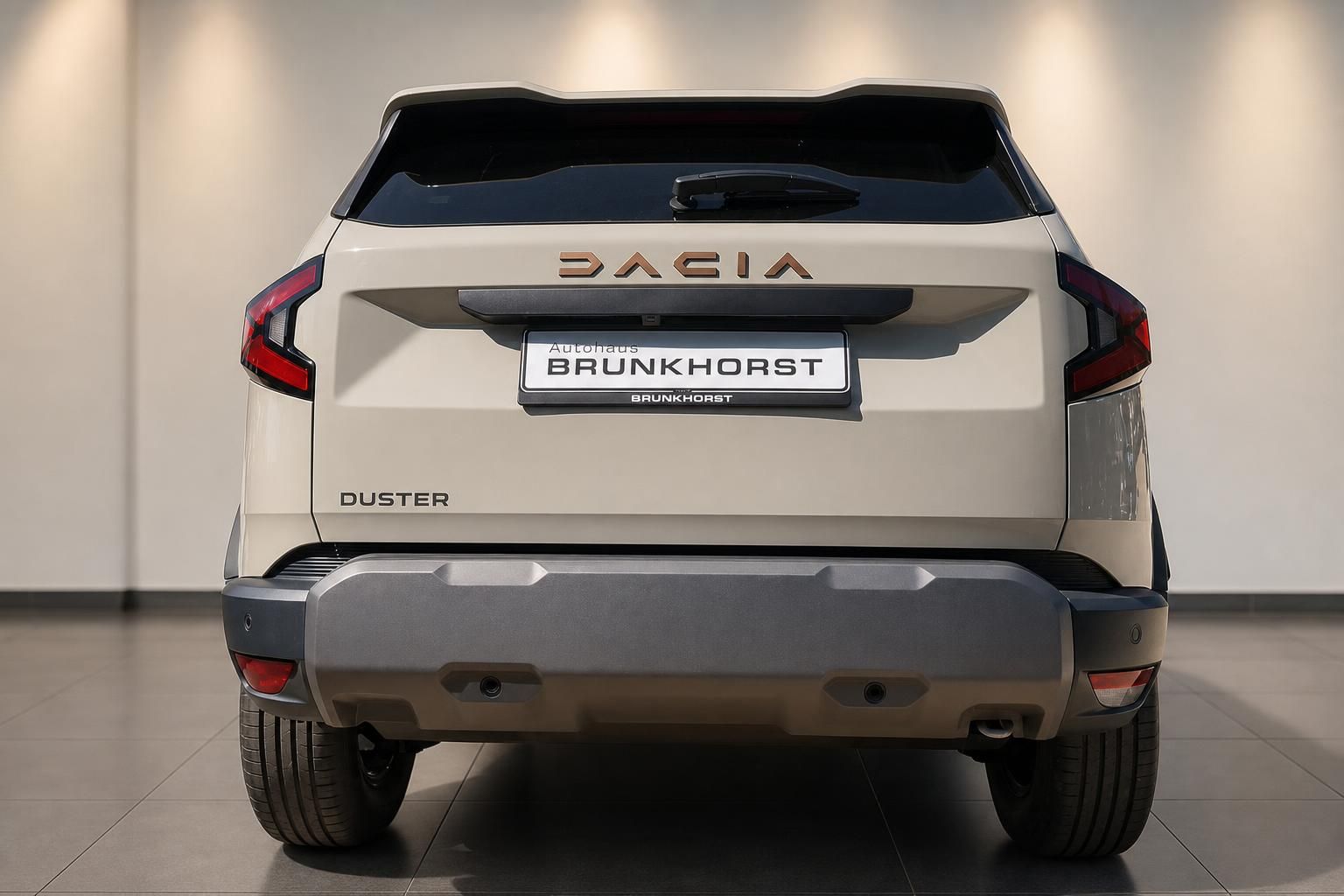 Dacia Duster SUV beige Heckansicht mit LED-Rückleuchten im Autohaus Brunkhorst