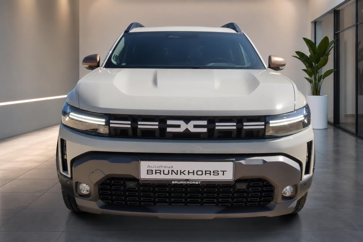Dacia Duster SUV beige Frontansicht im Autohaus Brunkhorst