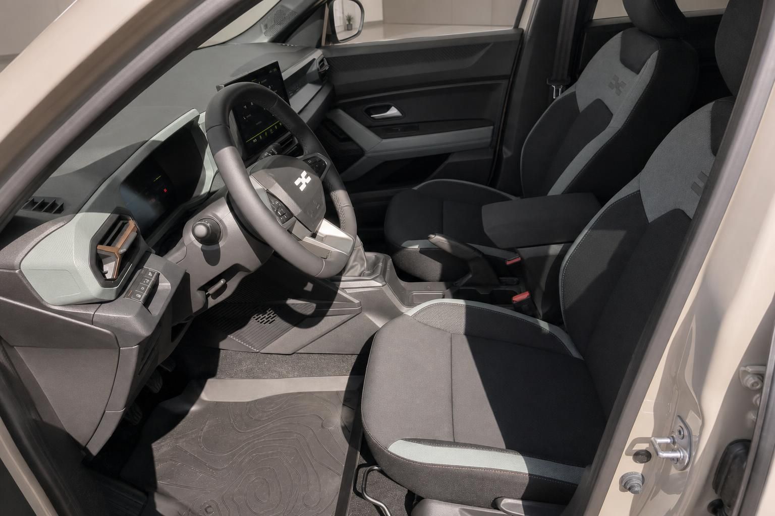 Dacia Duster Innenraum Fahrerseite mit Lenkrad, Sitzen und Mittelkonsole