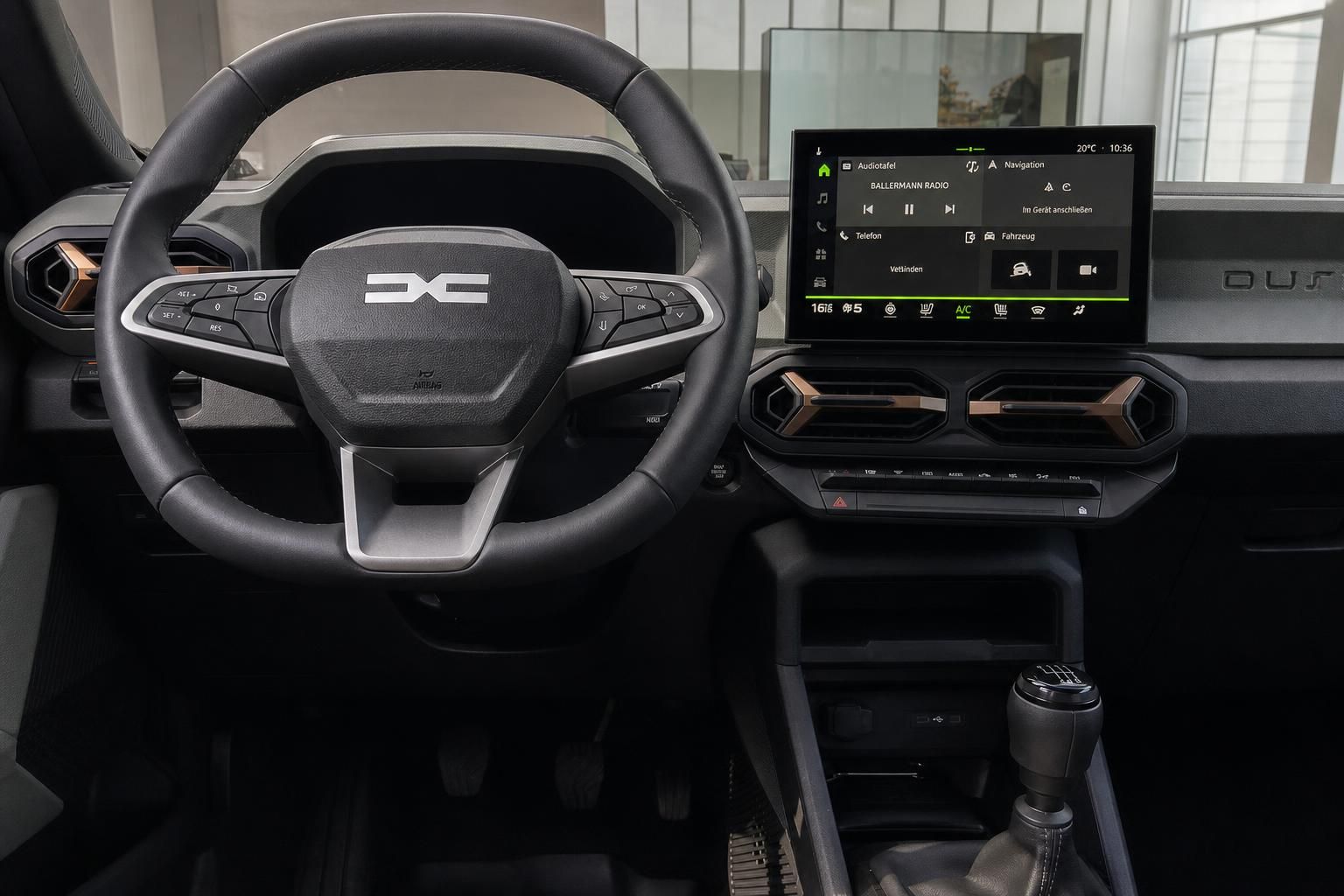 Dacia Duster Cockpit mit Lenkrad, Infotainment-Touchscreen und Schaltgetriebe