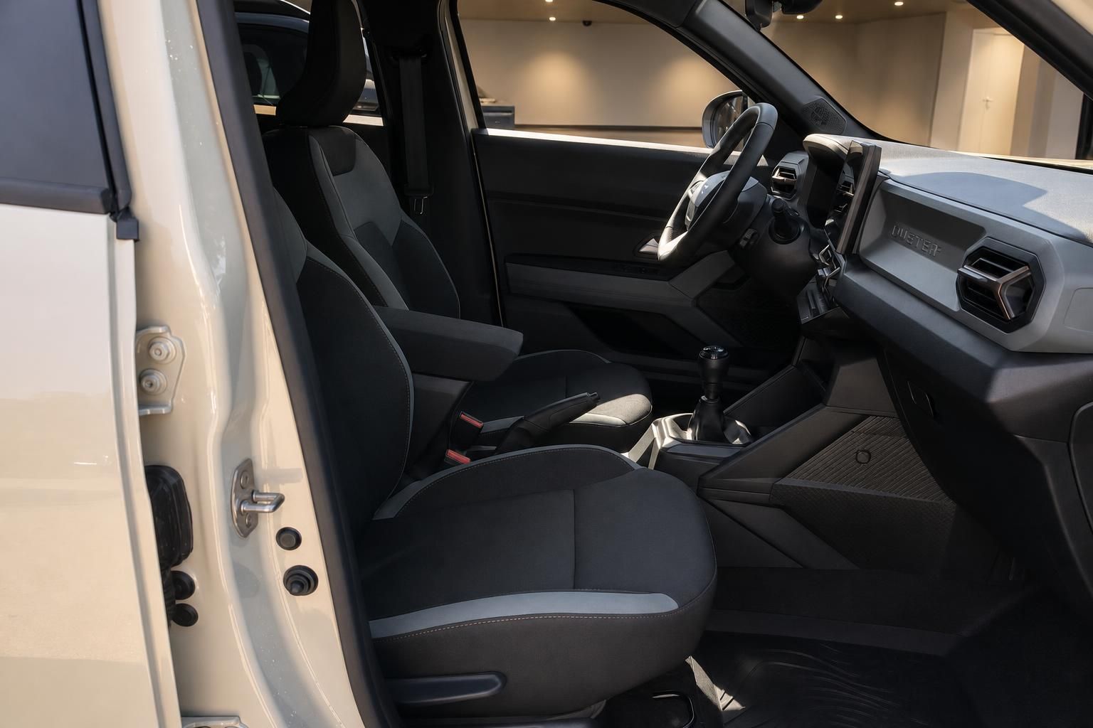 Dacia Duster Innenraum Vordersitze schwarz-grau mit Blick auf Cockpit und Mittelkonsole
