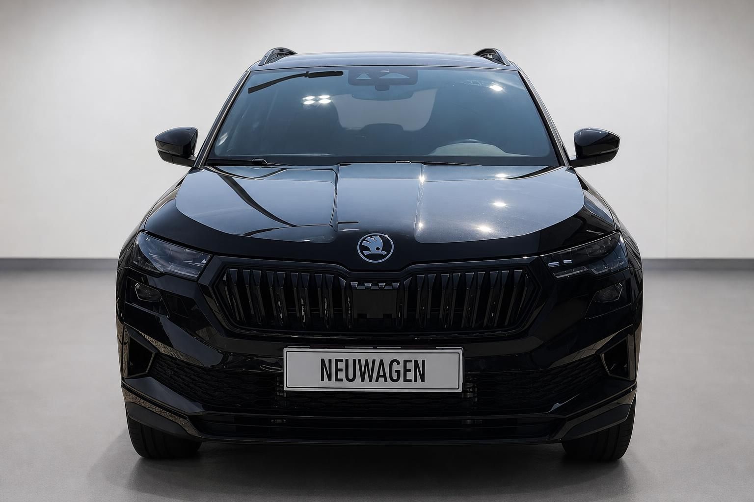 Skoda Karoq schwarz Frontansicht Neuwagen SUV im Studio