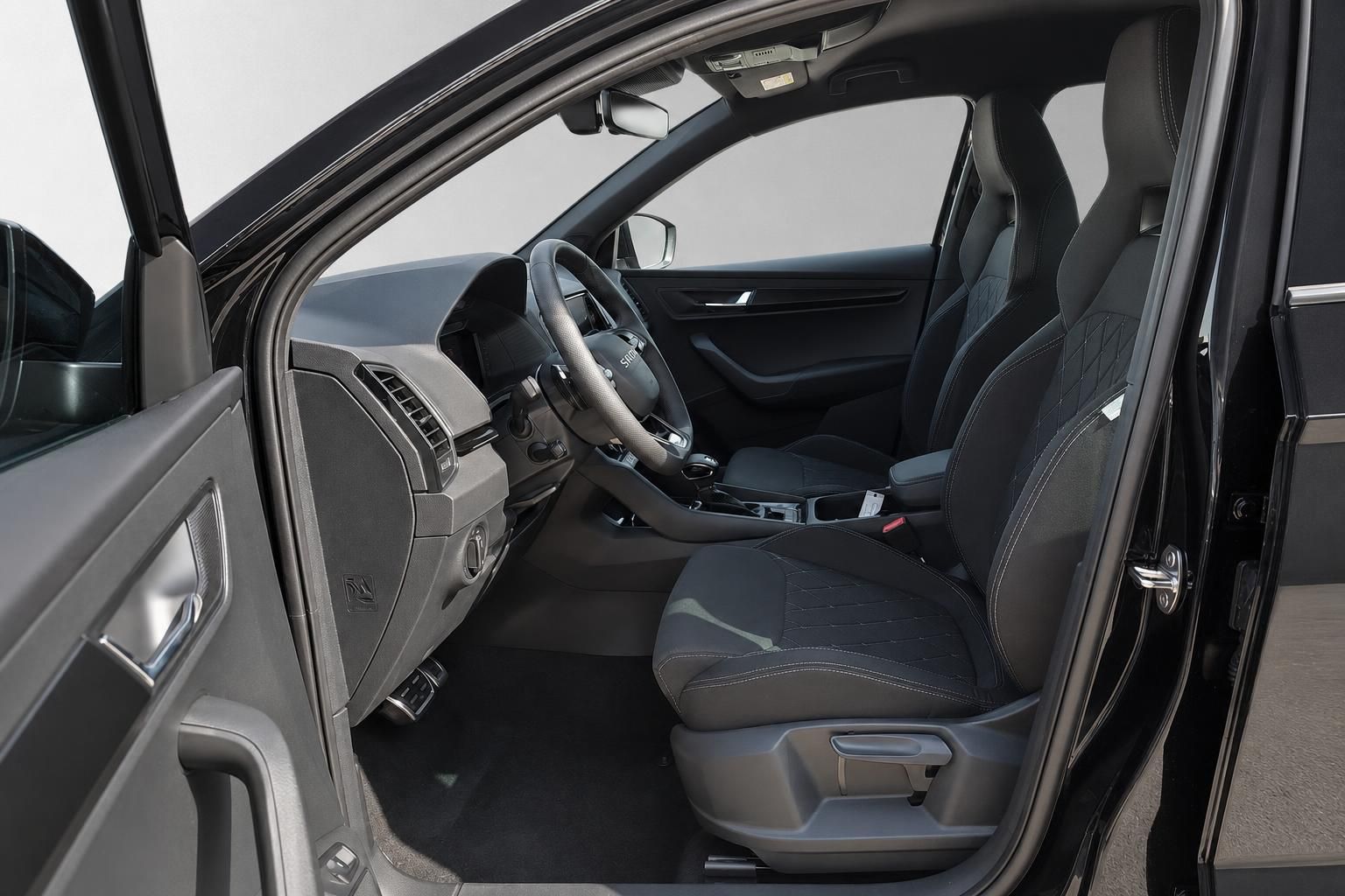 Innenraum Skoda mit schwarzen Sportsitzen und geoeffneter Fahrertuer