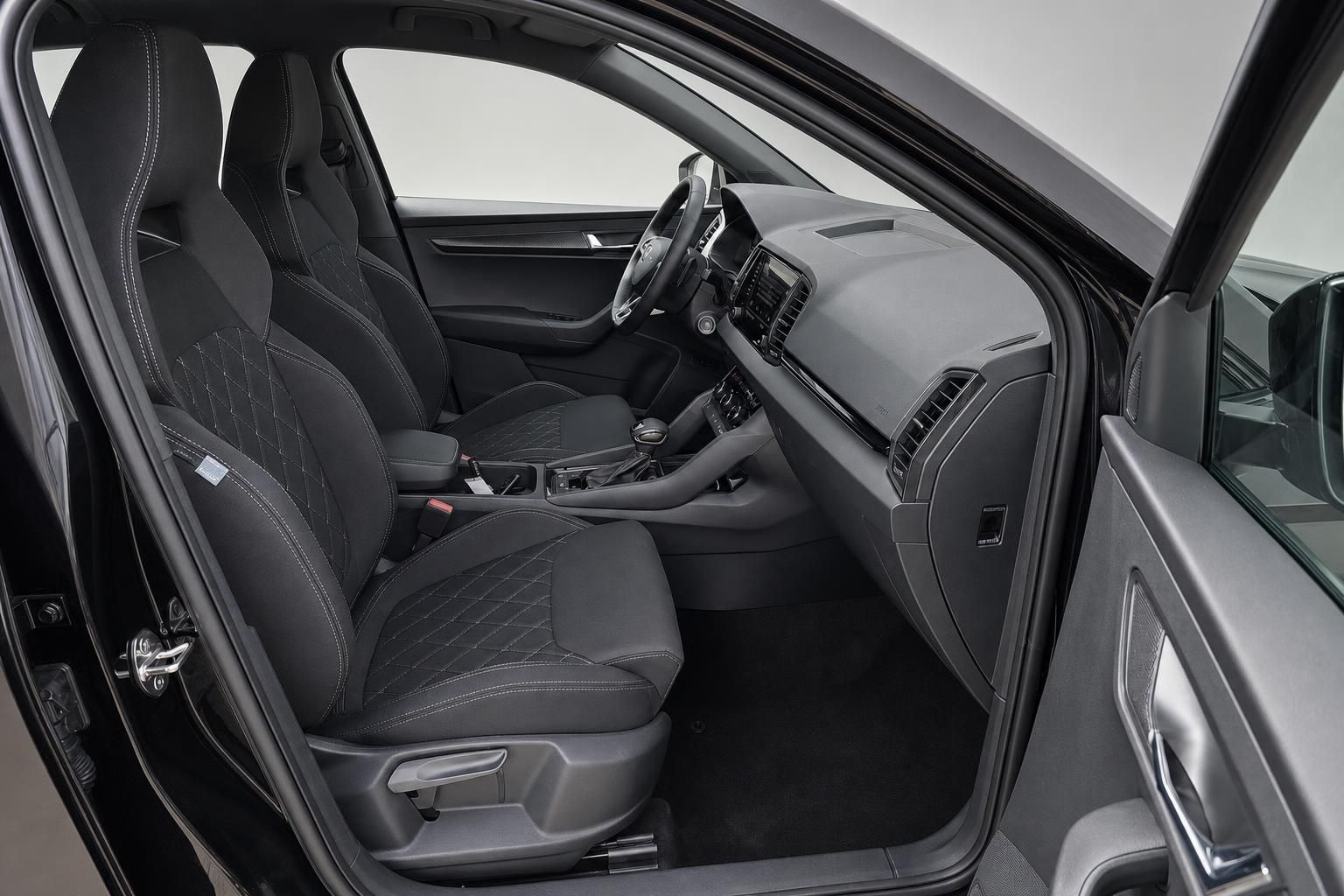 Blick auf Vordersitze und Armaturenbrett eines schwarzen Skoda