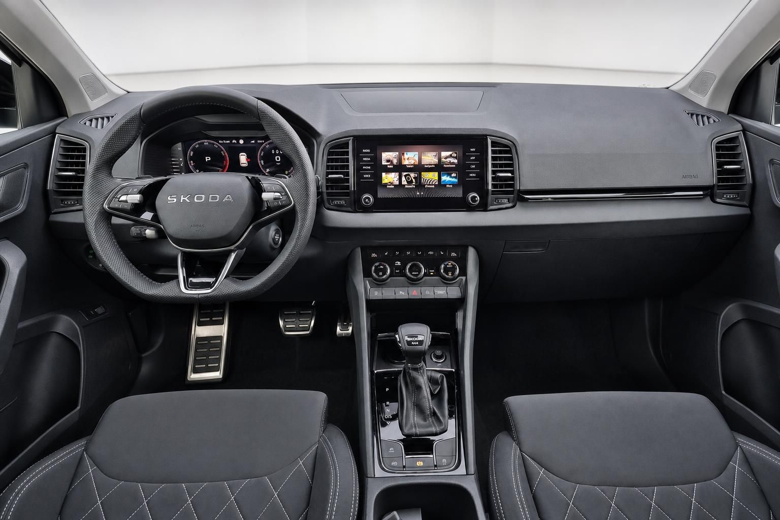 Skoda Cockpit mit Lenkrad, Digitaltacho und Mittelkonsole