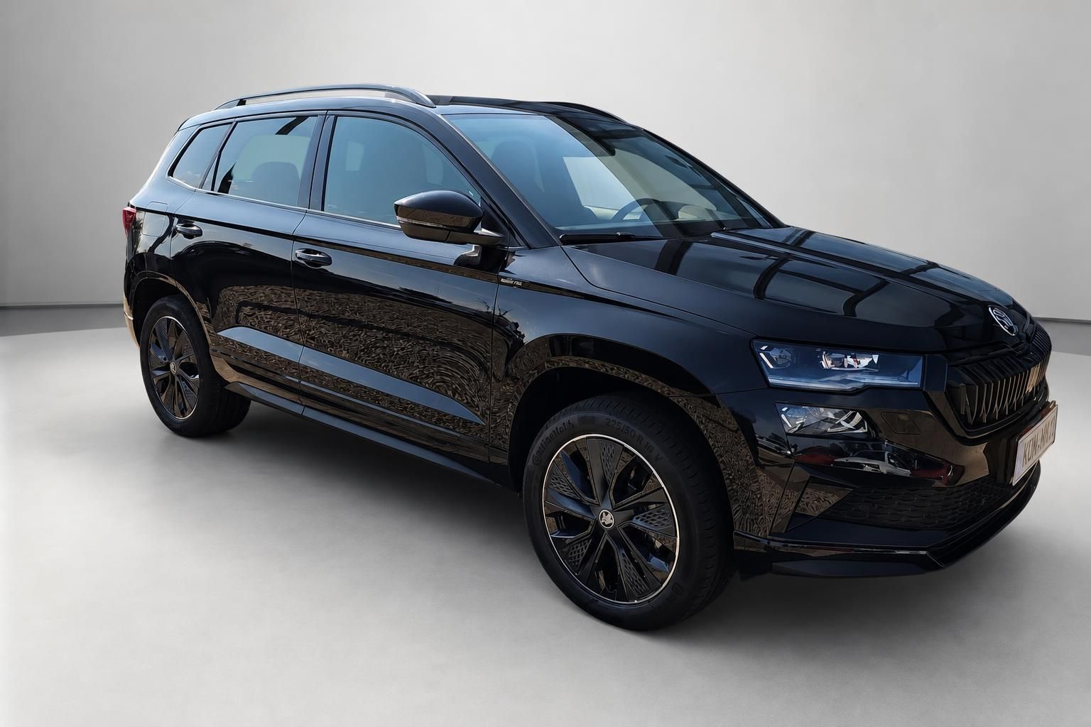 Skoda SUV schwarz Frontansicht schraeg mit markanter Kuehlergrill-Optik