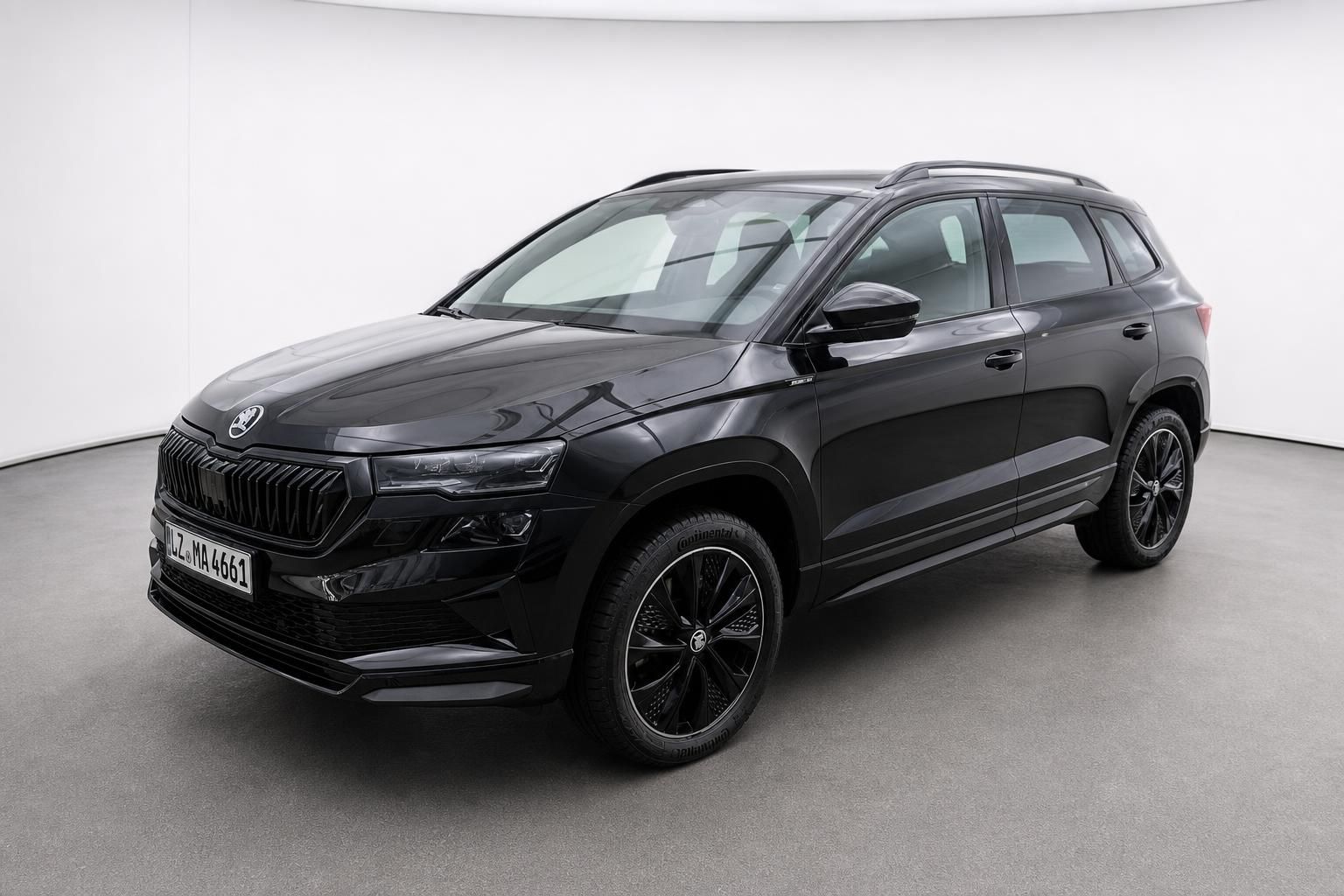 Skoda SUV schwarz Dreiviertelansicht vorne mit schwarzen Felgen und LED-Licht
