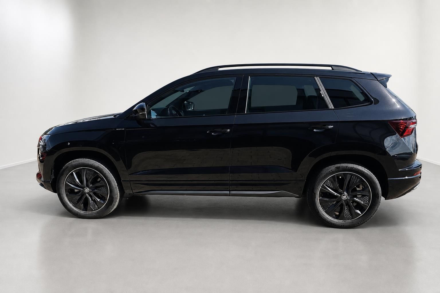 Skoda SUV schwarz Seitenansicht mit Panoramadach und schwarzen Alufelgen